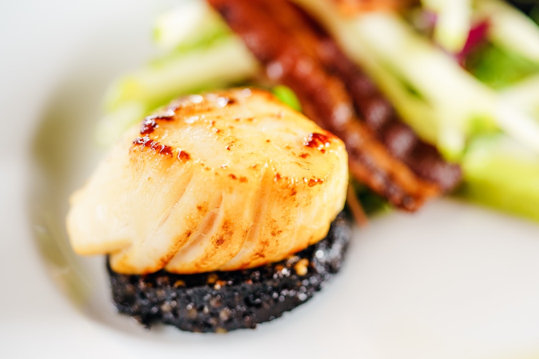 découvrez la délicatesse des noix de saint-jacques, un fruit de mer prisé pour sa saveur délicate et sa texture fondante. idéales pour des recettes raffinées, elles sublimeront vos plats avec une touche de gourmet.