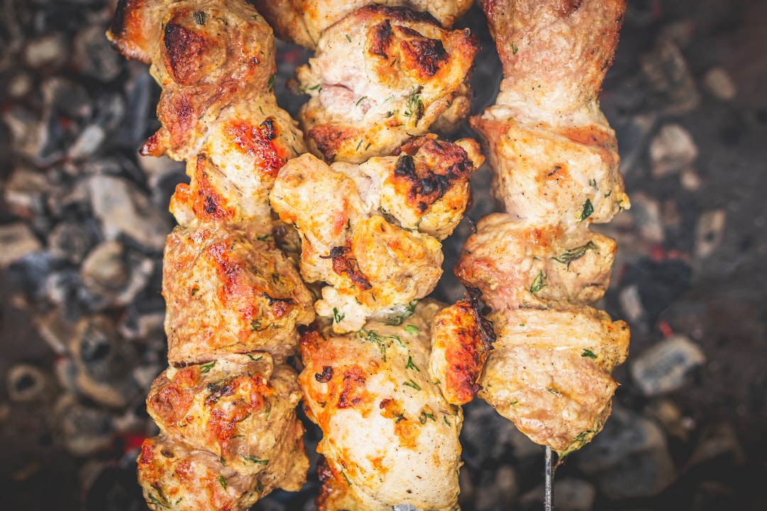 découvrez les délicieuses brochettes, idéales pour vos barbecues et repas en plein air. apprenez à tailler, assaisonner et cuire vos skewers à la perfection avec nos recettes et astuces gourmandes.