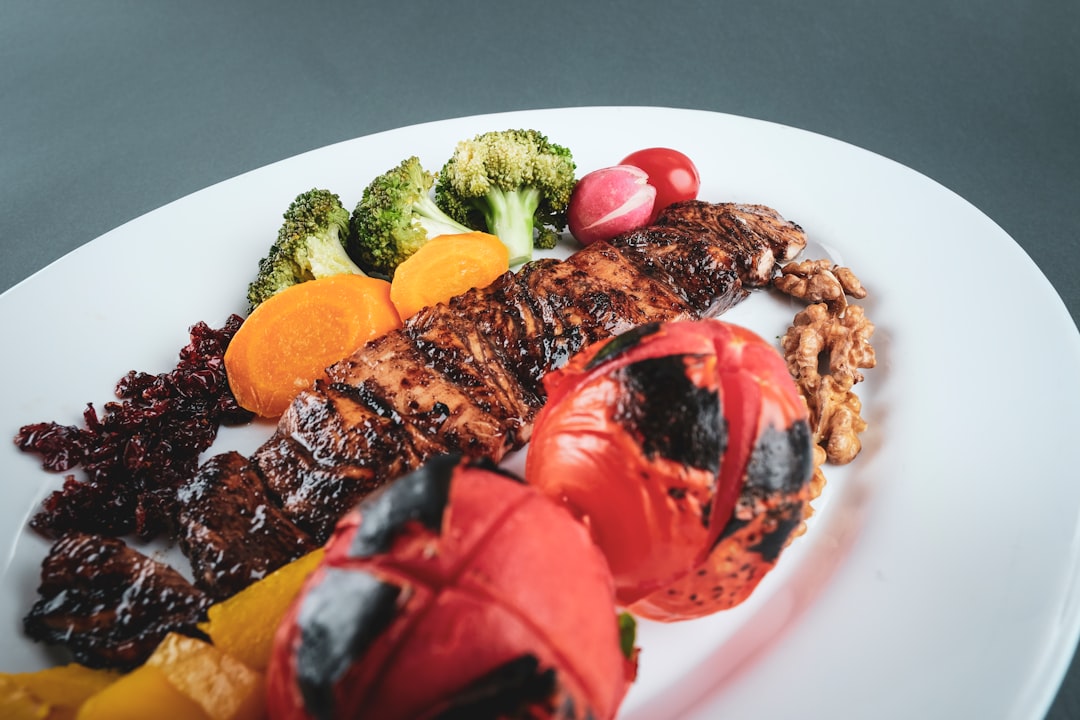 découvrez des recettes savoureuses de brochettes qui raviront vos papilles. que ce soit pour un barbecue en été ou un dßner convivial, apprenez à mariner, assembler et cuire des brochettes délicieuses à base de viande, de légumes ou de fruits.