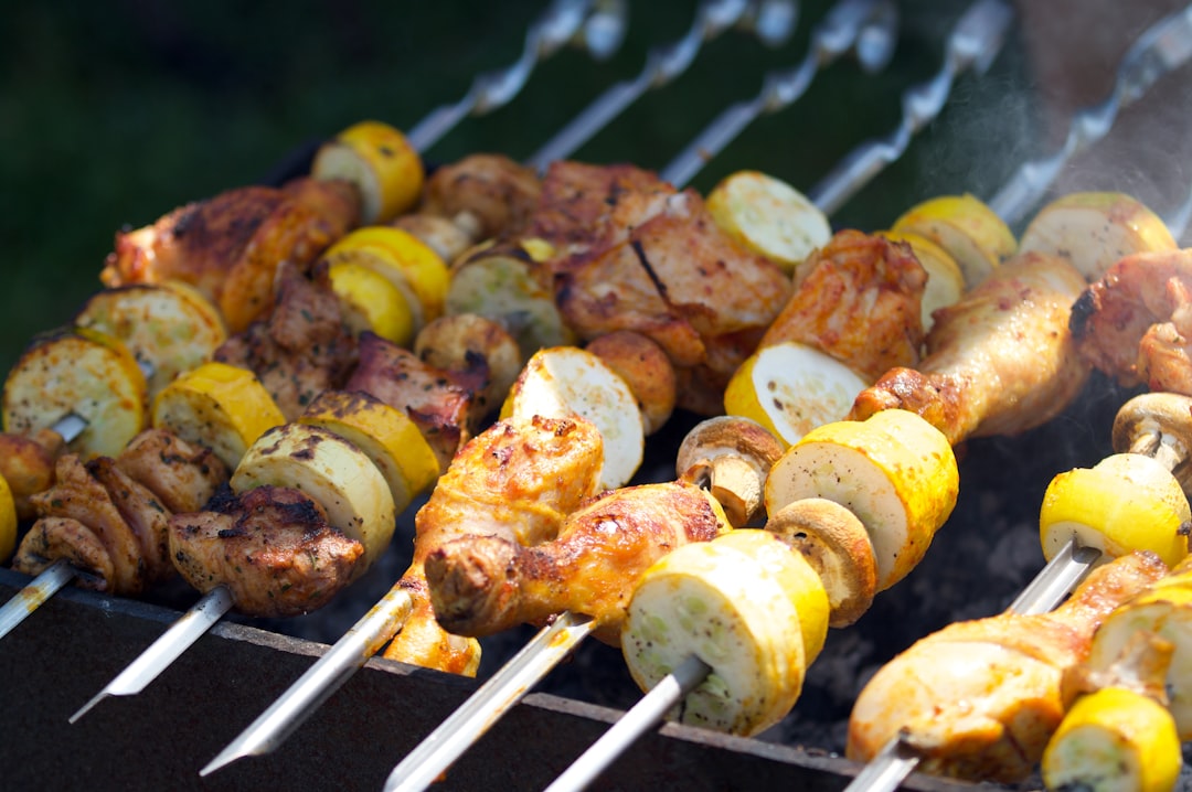découvrez notre sélection de brochettes savoureuses, idéales pour toutes vos occasions ! que ce soit pour un barbecue, un pique-nique ou un dßner entre amis, nos brochettes faciles à préparer raviront vos invités avec des mélanges de saveurs uniques. explorez nos recettes et astuces pour maßtriser l'art des skewers !