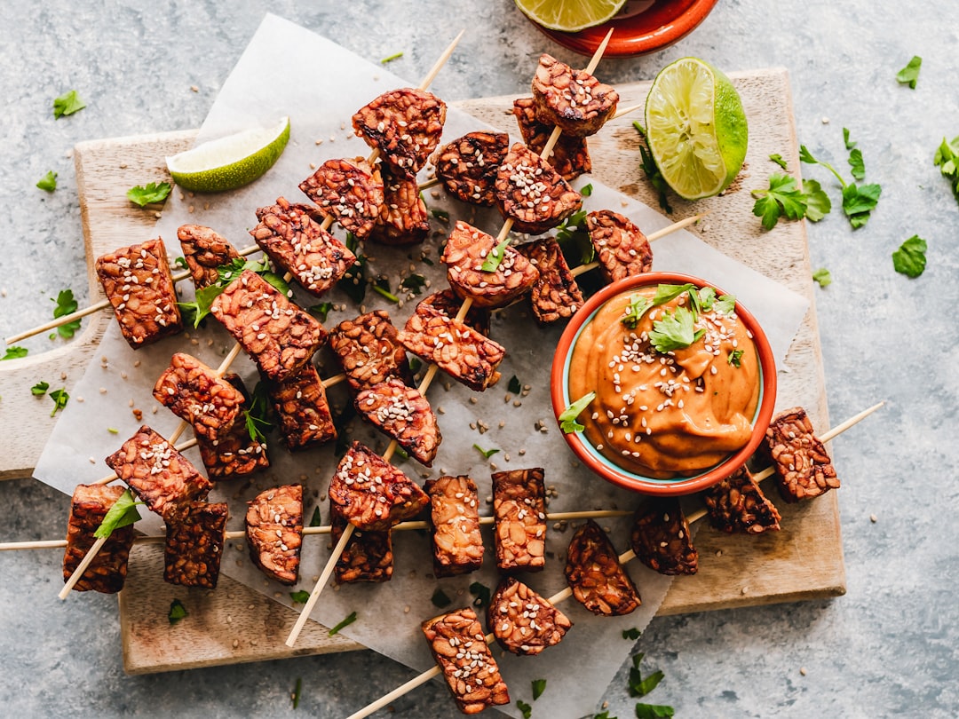 découvrez des recettes savoureuses et variées de brochettes, parfaites pour vos barbecues et repas en plein air. explorez des astuces pour bien préparer et parfumer vos skewers, que ce soit à base de viande, de légumes ou de fruits.