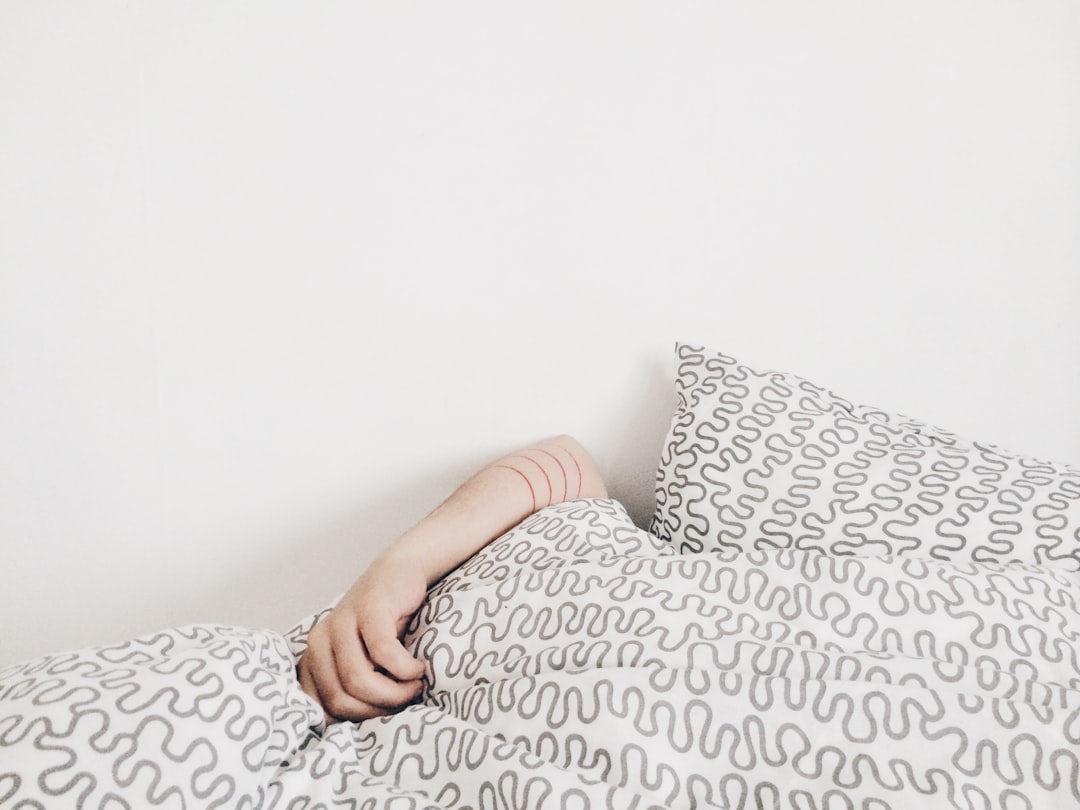 découvrez des remèdes naturels pour améliorer votre sommeil. explorez des astuces et solutions efficaces pour lutter contre l'insomnie et favoriser un repos réparateur, afin de vous réveiller en pleine forme.