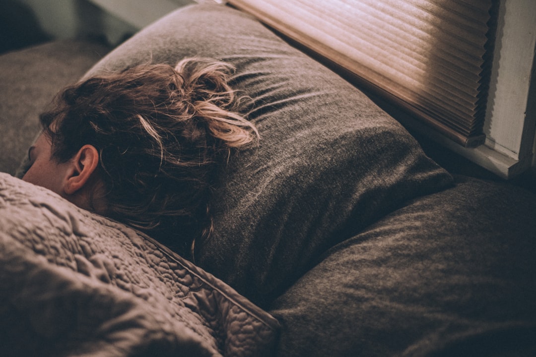 découvrez les remèdes naturels pour améliorer votre sommeil. apprenez comment des solutions simples et efficaces peuvent vous aider à retrouver des nuits paisibles et réparatrices.