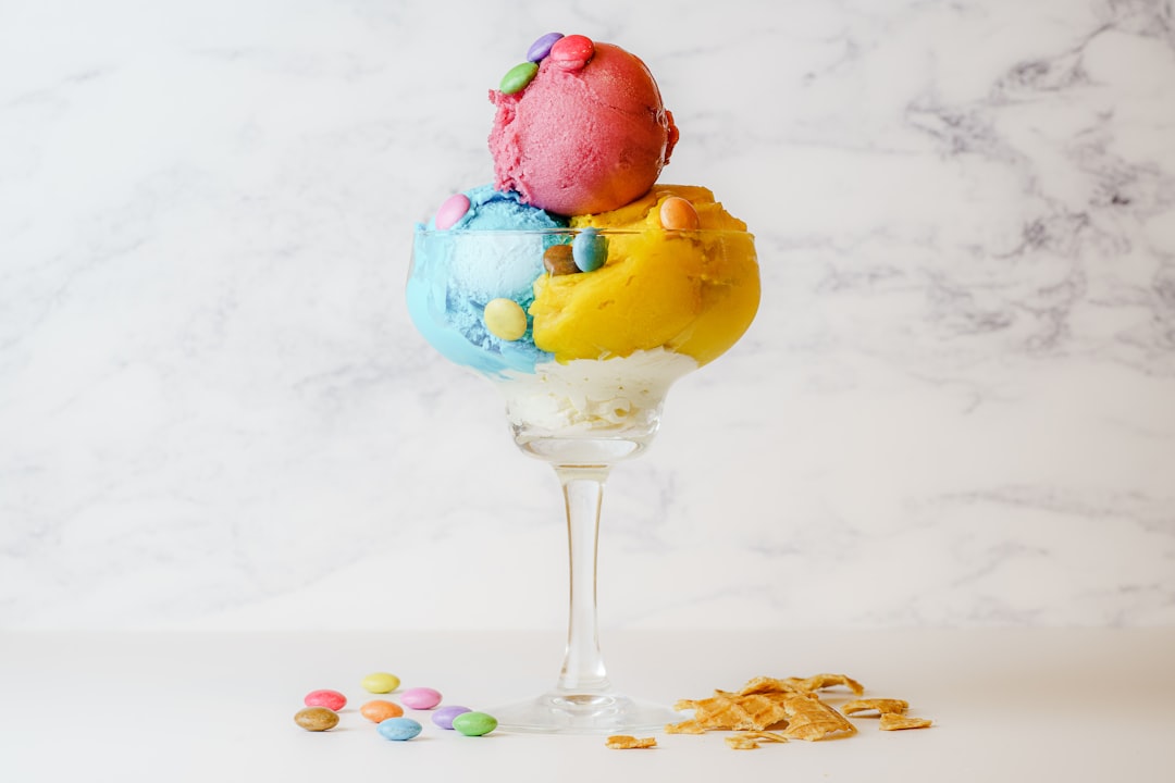 découvrez l'univers rafraîchissant du sorbet, un délice glacé fait à partir de fruits naturels et d'eau, parfait pour les chaudes journées d'été. que ce soit à la framboise, au citron ou à la mangue, laissez-vous séduire par des saveurs authentiques et rafraîchissantes.