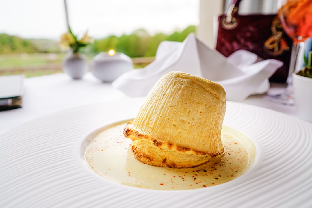 découvrez le soufflé, un plat élégant et aérien qui ravira vos papilles. apprenez à préparer ce classique de la cuisine française avec nos recettes faciles et astuces pour réussir un soufflé parfaitement léger. idéal en entrée ou en dessert, laissez-vous emporter par ses saveurs délicates.