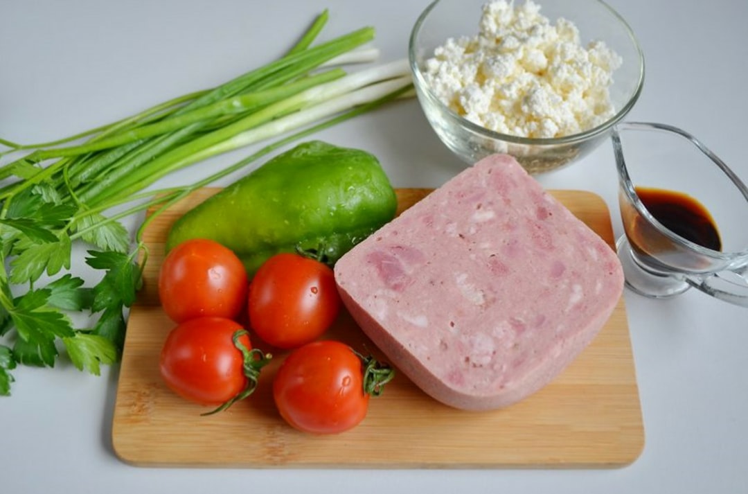 découvrez la sauce soja, un condiment essentiel de la cuisine asiatique, appréciée pour sa saveur umami unique. apprenez-en plus sur ses variétés, ses utilisations en cuisine et ses bienfaits pour la santé.