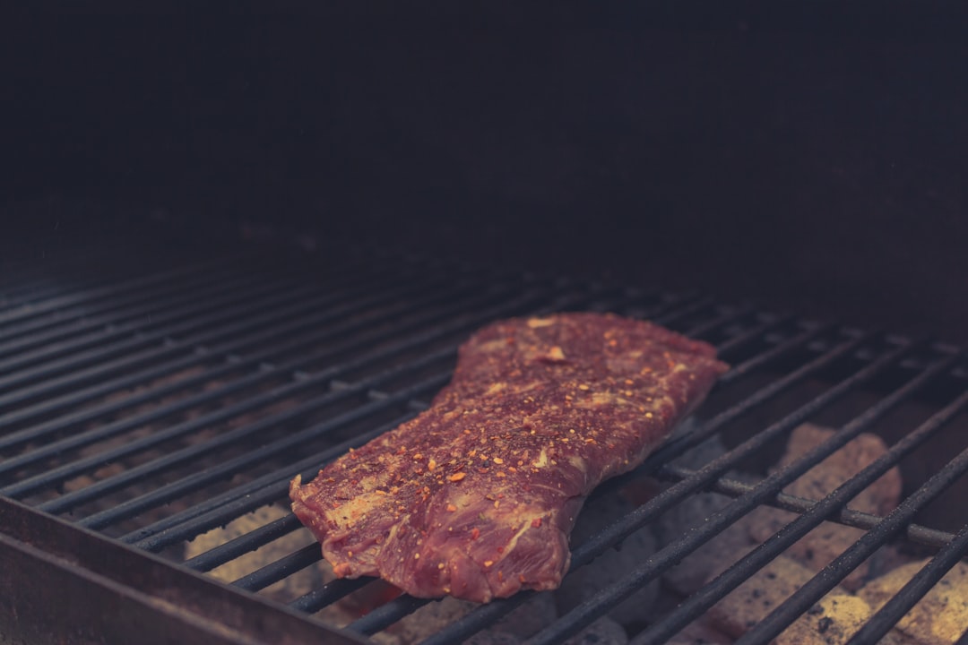 découvrez le secret d'un steak tartare savoureux, préparé avec des ingrédients frais et de qualité. apprenez à maîtriser cette recette incontournable de la cuisine française, idéale pour les amateurs de viande crue, et accompagnez-la de condiments raffinés pour une expérience culinaire inoubliable.