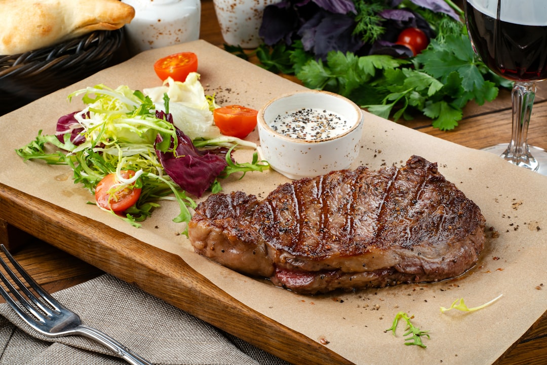 découvrez le steak tartare, un plat emblématique de la cuisine française, préparé à base de viande de bœuf crue finement hachée, assaisonnée avec des condiments savoureux. savourez cette délicatesse savoureuse pour une expérience culinaire unique et raffinée.