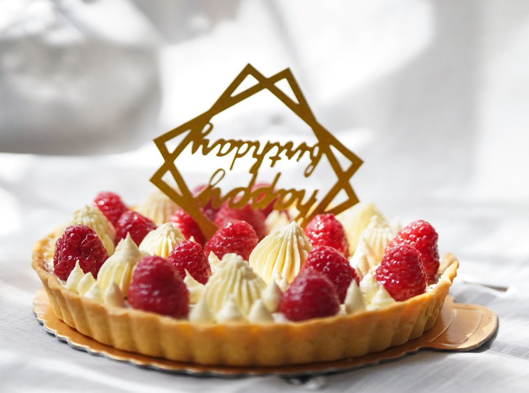 découvrez notre délicieuse tarte aux fraises, une pâtisserie estivale alliant croûte croustillante et garniture de fraises juteuses. idéale pour les amateurs de desserts fruités, cette recette ravira vos papilles et égayera vos repas.