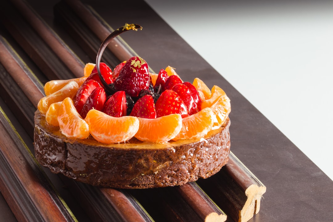 découvrez notre délicieuse tarte aux fraises, un dessert savoureux et rafraîchissant qui allie une pâte croustillante, une crème pâtissière onctueuse et des fraises juteuses. parfaite pour toutes les occasions, cette tarte émerveillera vos papilles avec sa douceur fruitée.