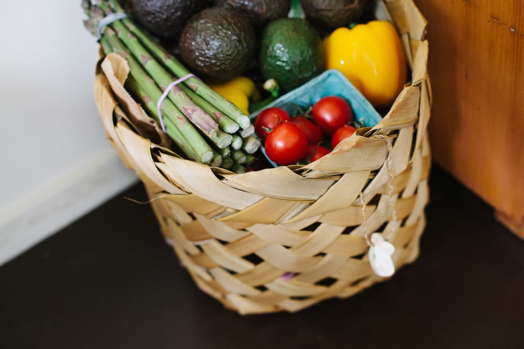 découvrez la recette délicieuse des légumes farcis. éveillez vos papilles avec des courgettes, poivrons et tomates remplis d'un mélange savoureux de céréales, herbes et épices. parfait pour un repas sain et coloré !