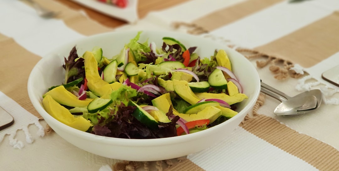 découvrez notre délicieuse recette de salade d'été, parfaite pour les journées ensoleillées. fraîcheur, couleurs éclatantes et ingrédients sains se mélangent pour créer un plat léger et savoureux, idéal en accompagnement ou en plat principal. profitez de l'été avec une salade qui ravira vos papilles !