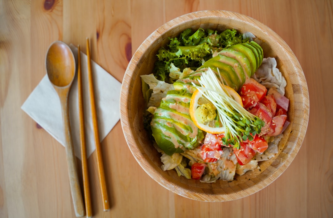 découvrez notre salade d'été rafraîchissante, une délicieuse combinaison de légumes frais, de fruits juteux et de vinaigrette légère, parfaite pour vos pique-niques et barbecues. profitez des saveurs estivales tout en adoptant une alimentation saine et délicieuse.