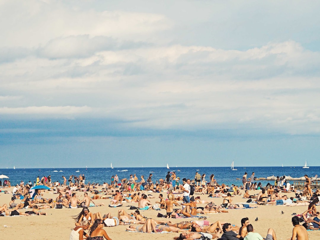 découvrez tout sur les coups de soleil : causes, symptômes et conseils pour les prévenir et les traiter efficacement. protégez votre peau des dommages causés par le soleil !