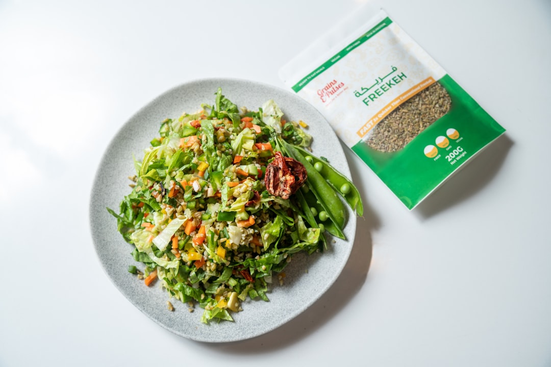 découvrez la recette traditionnelle du tabbouleh, une salade libanaise fraîche et parfumée à base de boulgour, persil, tomates et menthe, idéale pour accompagner vos plats ou en entrée légère.