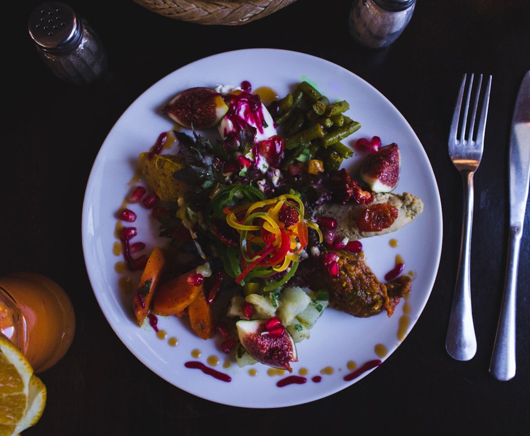 découvrez le tabbouleh, une salade rafraîchissante et colorée à base de boulgour, de tomates, de persil et de menthe, parfaite pour accompagner vos plats méditerranéens ou à déguster seule en entrée. savourez cette recette saine et pleine de saveurs!