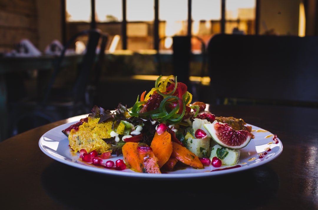 découvrez le tabbouleh, une salade libanaise rafraîchissante à base de boulgour, d'herbes fraîches et de légumes, idéale pour un repas léger et plein de saveurs. parfait pour accompagner vos plats ou en tant que plat principal cet été.