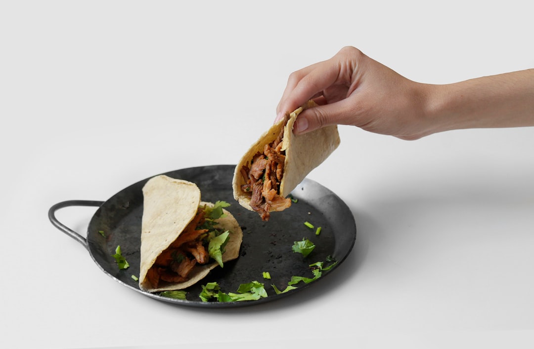 découvrez l'univers savoureux des tacos, une délicieuse spécialité mexicaine qui allie tortilla, viande, légumes et sauces pour un festin incontournable. apprenez à les préparer chez vous avec des recettes variées et faciles à réaliser.