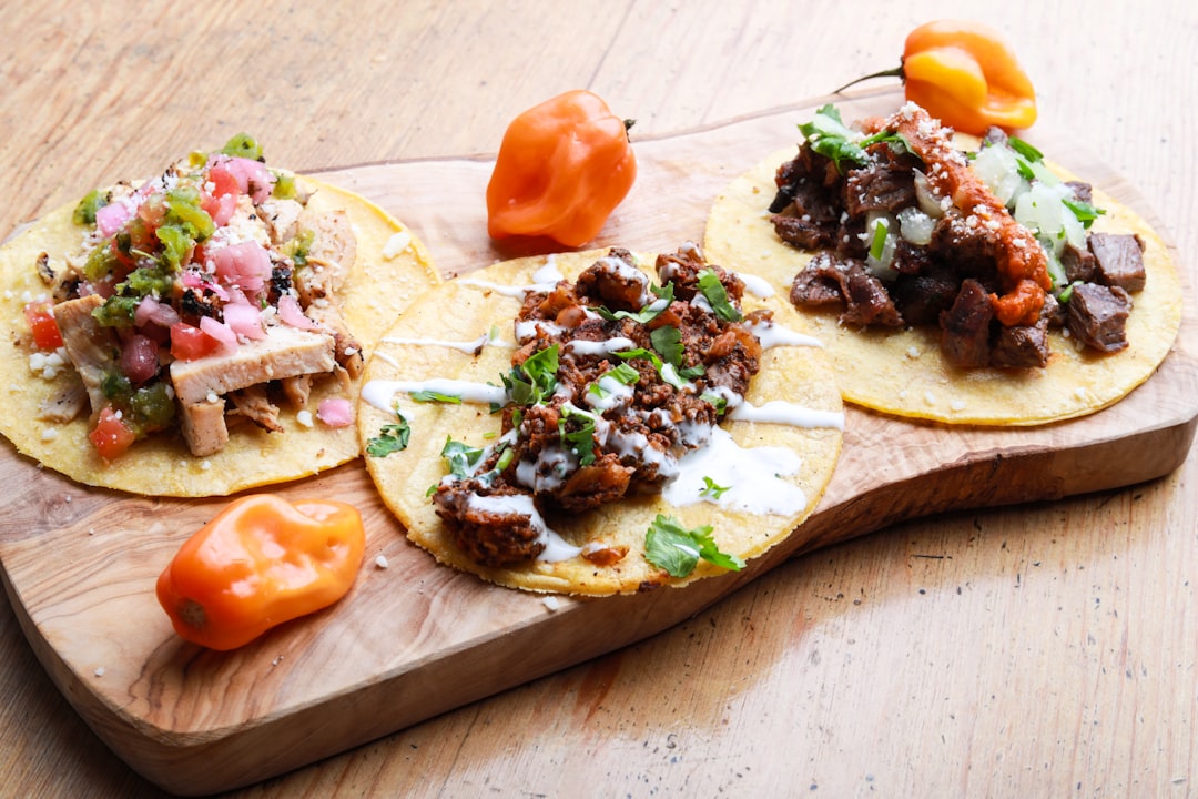 découvrez l'irrésistible univers des tacos, ce délice mexicain qui allie saveurs authentiques et créativité culinaire. que vous soyez fan de viande, de légumes ou de variantes gastronomiques, explorez nos recettes, astuces et conseils pour préparer des tacos savoureux qui feront voyager vos papilles.