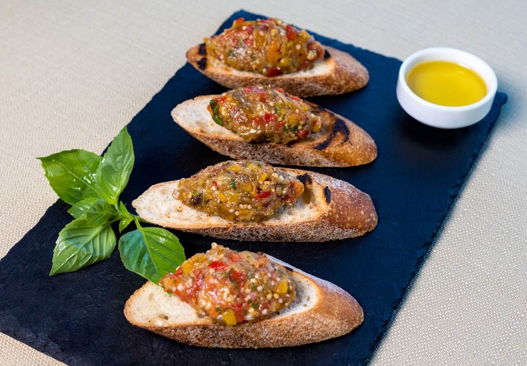 découvrez l'univers savoureux des tapas, ces délicieuses petites bouchées espagnoles qui ravissent les papilles. parfaites pour partager entre amis, les tapas offrent une variété de saveurs allant des légumes marinés aux fruits de mer, en passant par les classiques jambon ibérique et fromage. plongez dans l'art de la convivialité et de la gastronomie ibérique !