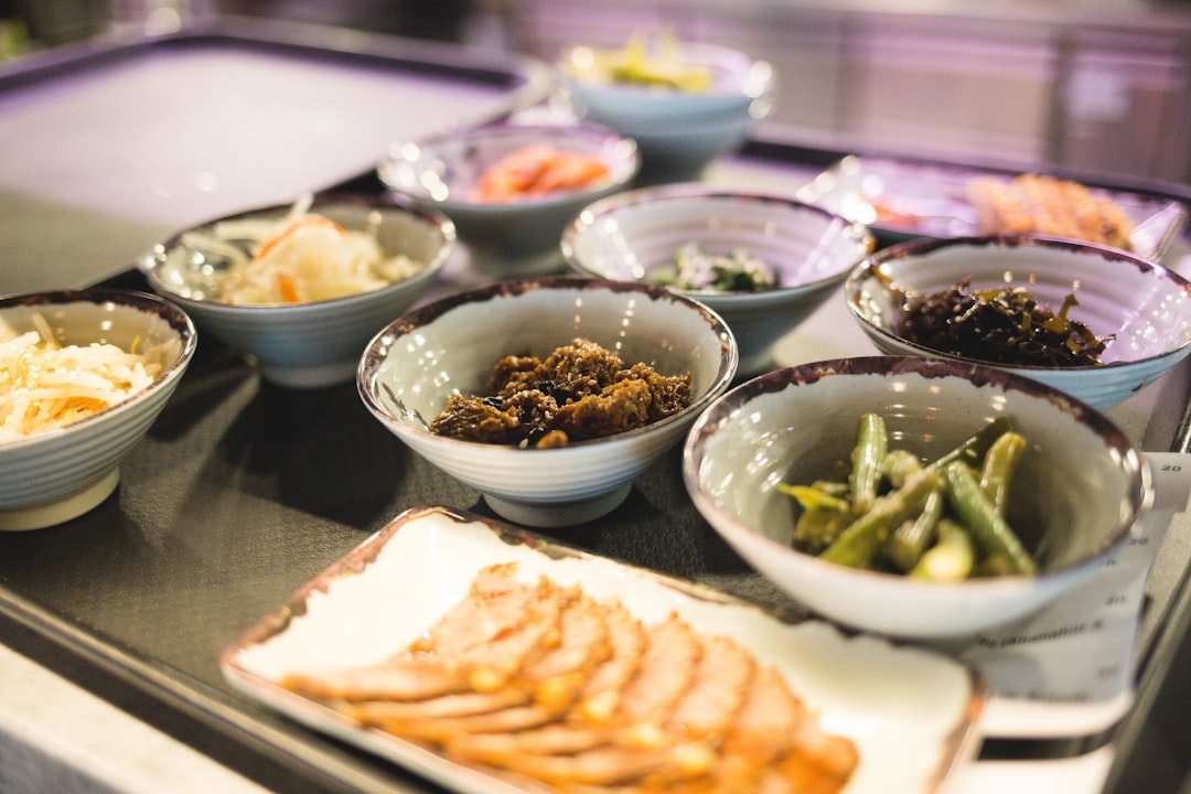 découvrez l'univers savoureux des tapas, ces délicieuses spécialités espagnoles à partager entre amis. explorez une variété de saveurs, d'ingrédients frais et d'associations créatives pour apaiser toutes vos envies culinaires.