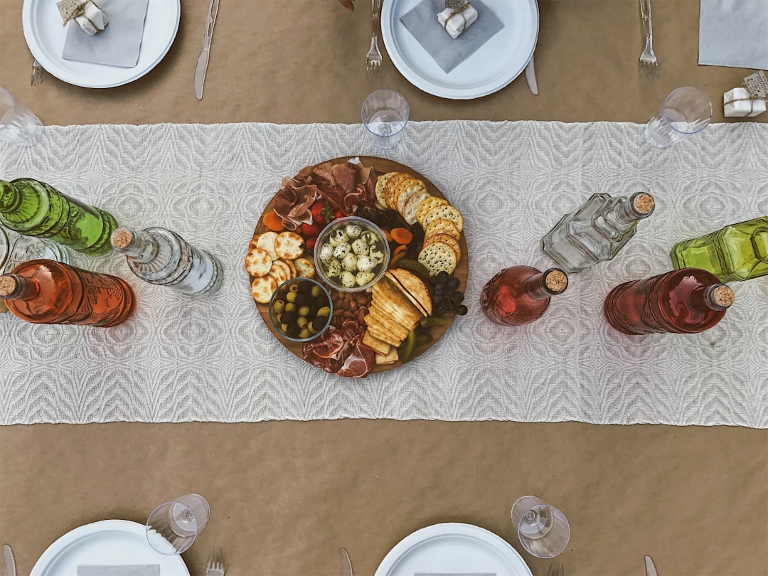 découvrez l'univers des tapas : des petites bouchées savoureuses inspirées de la cuisine espagnole. idéales pour un apéritif entre amis ou un repas convivial, nos recettes de tapas allient authenticité et créativité. explorez des combinaisons de saveurs qui raviront vos papilles !