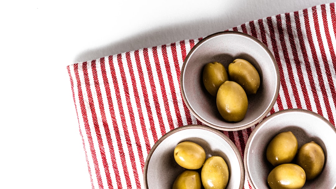 découvrez l'univers des tapas, ces délicieuses petites bouchées qui ravissent les papilles. parfaites pour partager entre amis ou savourer en solo, explorez des recettes authentiques et des idées de présentation pour un apéritif convivial et gourmand.