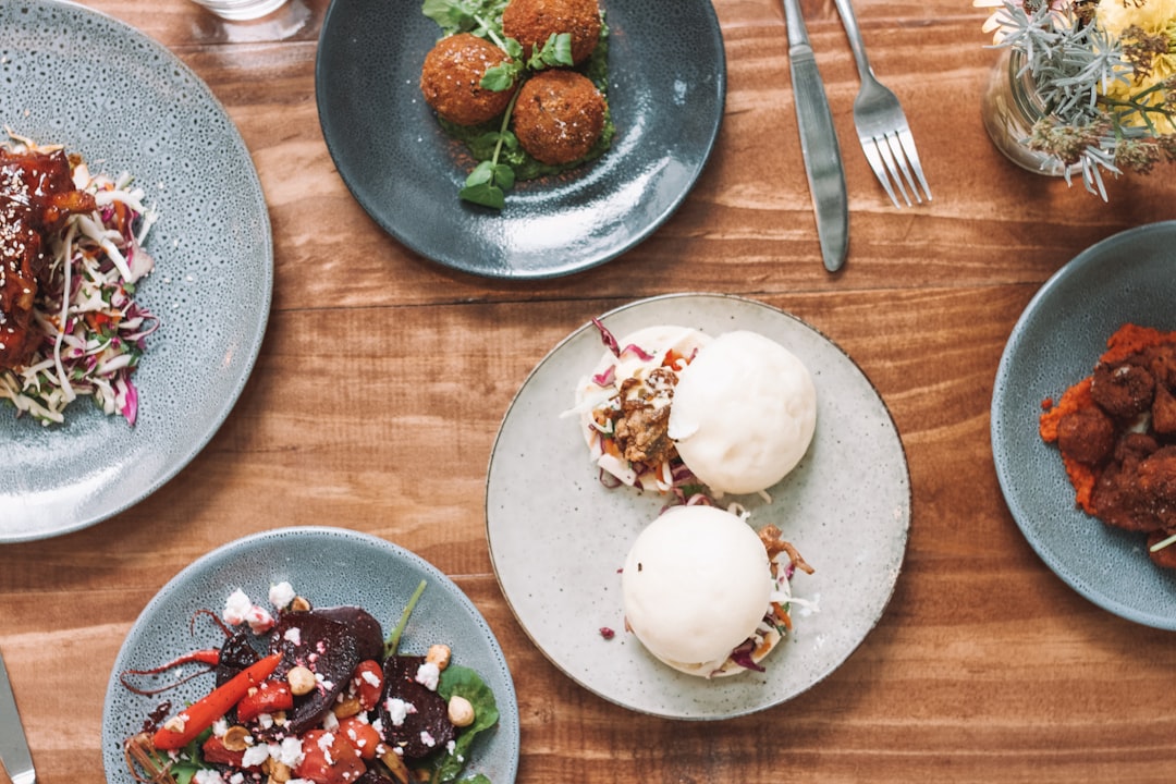 découvrez l'univers des tapas, ces délicieuses petites bouchées espagnoles qui raviront vos papilles. parfaites pour partager entre amis ou en famille, nos recettes variées et originales vous transporteront directement en espagne. explorez la gastronomie ibérique et épatez vos convives avec des saveurs authentiques et raffinées.