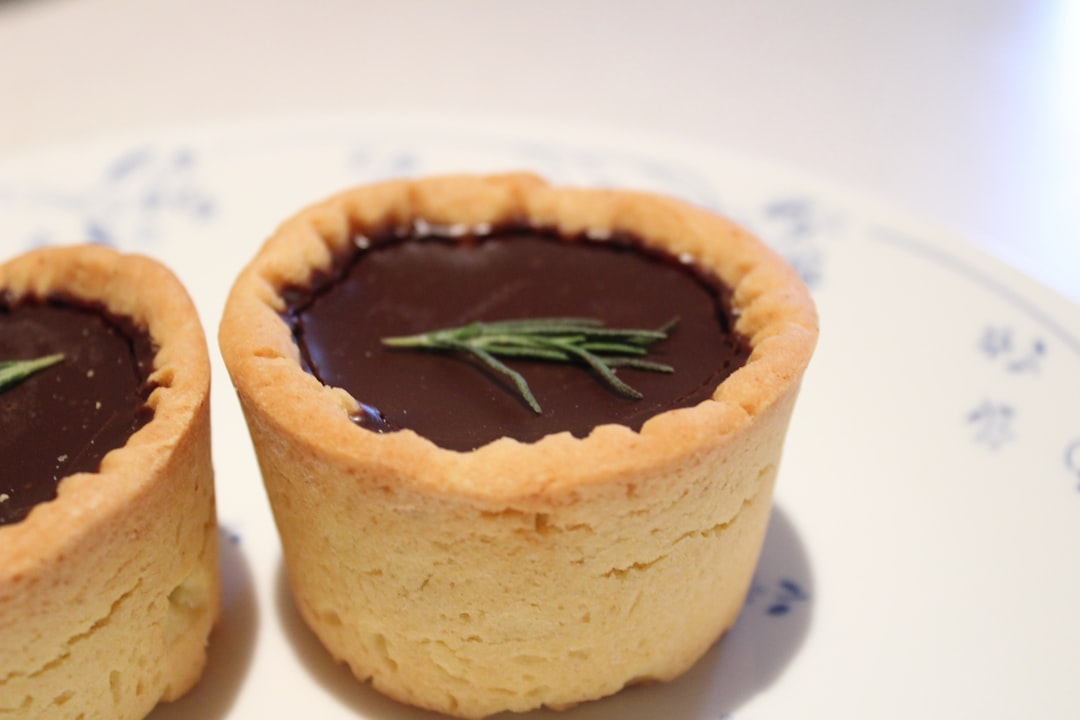 découvrez la recette authentique de la tarte tatin, ce délicieux dessert à base de pommes caramélisées, servi chaud sur un lit de pâte croustillante. parfait pour impressionner vos invités et ravir vos papilles !