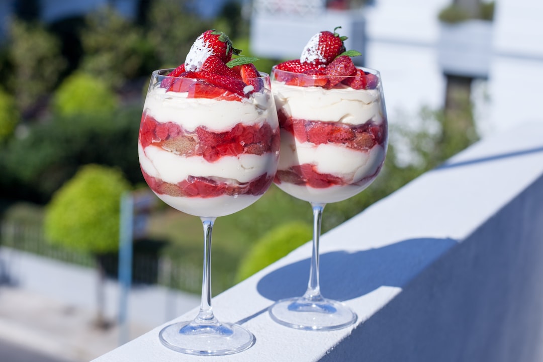 découvrez notre délicieuse recette de tiramisu, un dessert italien classique alliant mascarpone crémeux, café riche et cacao parfumé. apprenez à préparer ce délice sucré qui ravira vos invités et apportera une touche d'authenticité à vos repas.