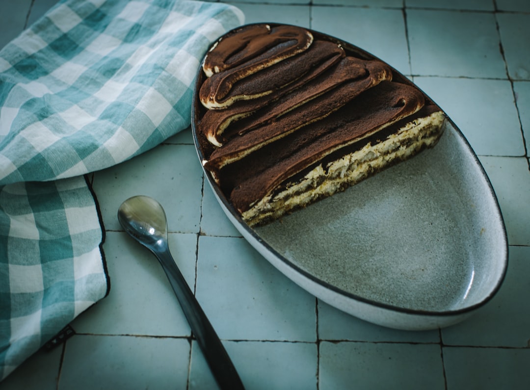 découvrez la recette traditionnelle du tiramisu, un dessert italien emblématique aux saveurs riches de café et de mascarpone, parfait pour égayer vos repas en famille ou entre amis.