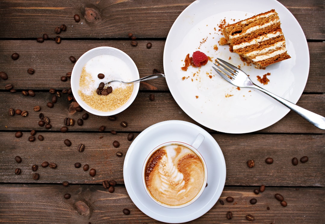 découvrez la délicieuse recette du tiramisu, ce dessert italien emblématique, alliant la douceur du mascarpone et le parfum du café. facile à préparer, il ravira vos papilles avec ses couches moelleuses et son goût irrésistible. parfait pour toutes les occasions !