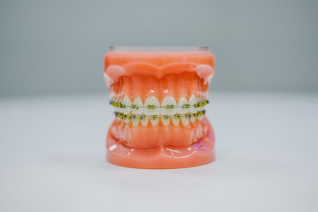 découvrez les causes, symptômes et traitements de la douleur dentaire. apprenez comment soulager une rage de dents et quand consulter un dentiste pour un soin approprié.