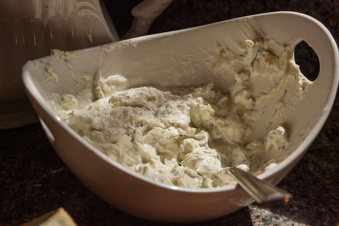 découvrez notre recette authentique de tzatziki, un incontournable de la cuisine grecque. préparez cette sauce crémeuse à base de yaourt, concombre, ail et herbes, parfaite pour accompagner vos plats ou en apéritif. savourez la fraîcheur et la légèreté du tzatziki fait maison!