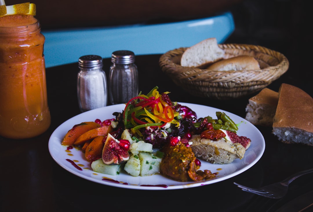 découvrez la recette authentique du tzatziki, une délicieuse sauce à base de yaourt, concombre et ail, parfaite pour accompagner vos plats méditerranéens ou en apéritif. savourez la fraîcheur et les saveurs irrésistibles de cette spécialité grecque!