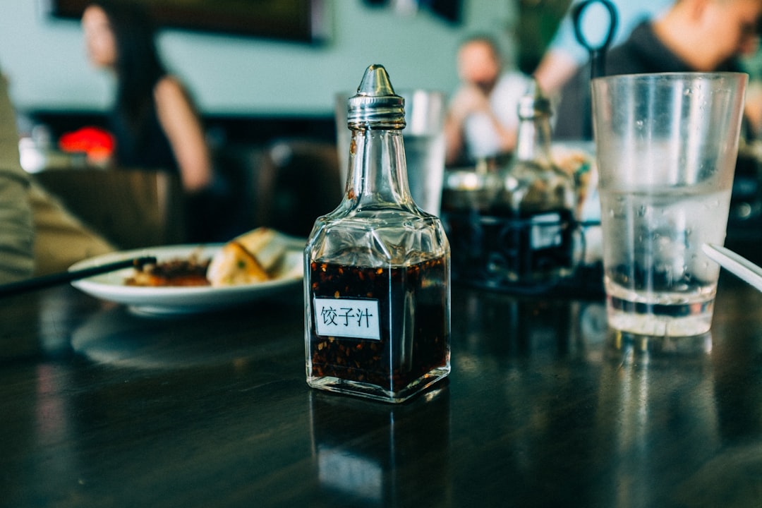 découvrez l'univers du vinaigre : ses variétés, ses bienfaits pour la santé, et des astuces pour l'utiliser en cuisine et dans votre quotidien. apprenez à choisir le vinaigre idéal pour rehausser vos plats et profiter de ses propriétés naturelles !