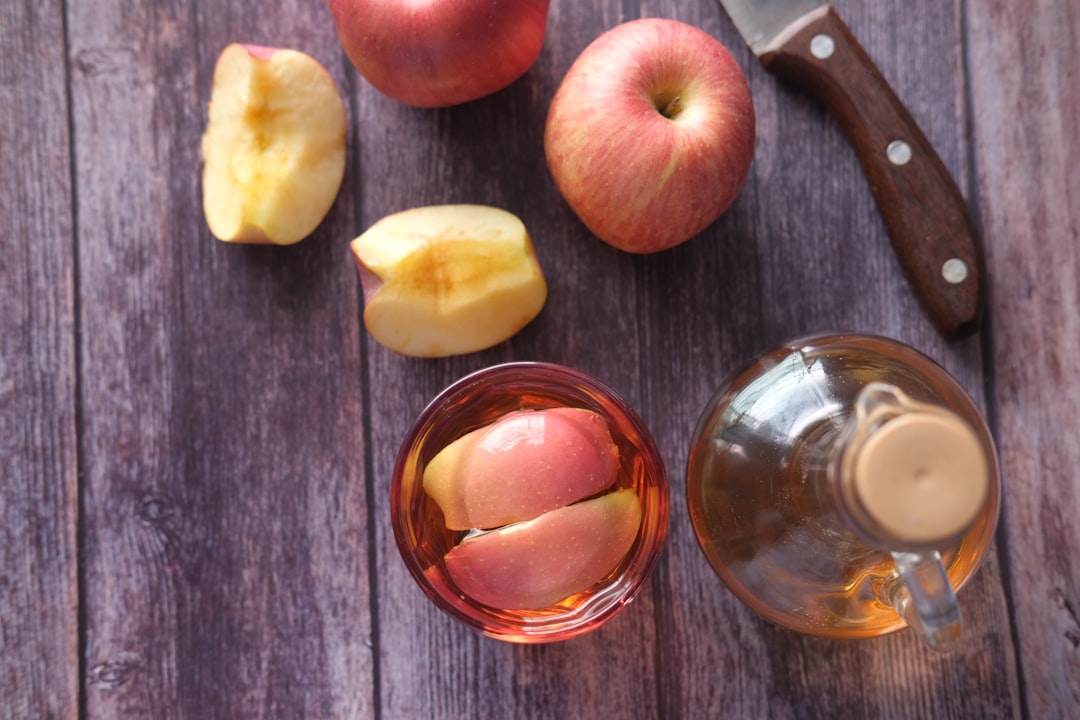 découvrez le vinaigre, un ingrédient culinaire aux multiples vertus. apprenez ses différentes variétés, ses usages en cuisine et ses bienfaits pour la santé. transformez vos plats avec ce condiment incontournable !