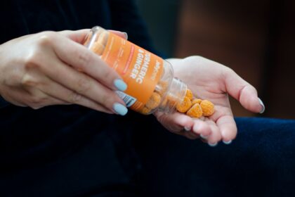 découvrez les bienfaits du curcuma, une épice aux propriétés anti-inflammatoires et antioxydantes. apprenez comment intégrer le curcuma dans votre alimentation pour améliorer votre santé et votre bien-être.