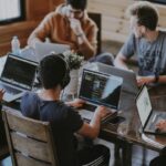 découvrez l'importance de la collaboration dans le monde professionnel. apprenez comment unir vos forces, partager des idées et améliorer la productivité au sein de votre équipe.