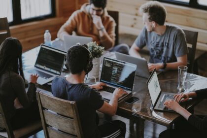 découvrez l'importance de la collaboration dans le monde professionnel. apprenez comment unir vos forces, partager des idées et améliorer la productivité au sein de votre équipe.