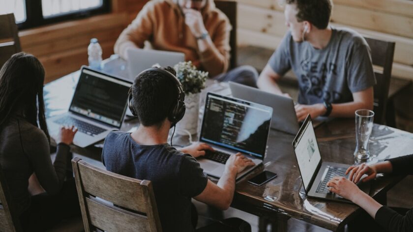découvrez l'importance de la collaboration dans le monde professionnel. apprenez comment unir vos forces, partager des idées et améliorer la productivité au sein de votre équipe.