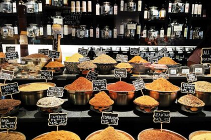 découvrez l'univers aromatique de l'estragon, une herbe délicate aux saveurs uniques. apprenez ses bienfaits, ses usages en cuisine et comment l'intégrer dans vos plats pour rehausser vos recettes avec une touche de finesse.