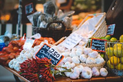 découvrez les échalotes d'ail, ces délicieuses pousses vertes offrant une saveur unique. apprenez comment les préparer et les cuisiner pour rehausser vos plats avec une touche d'originalité. parfaites pour les salades, pestos et bien plus encore !