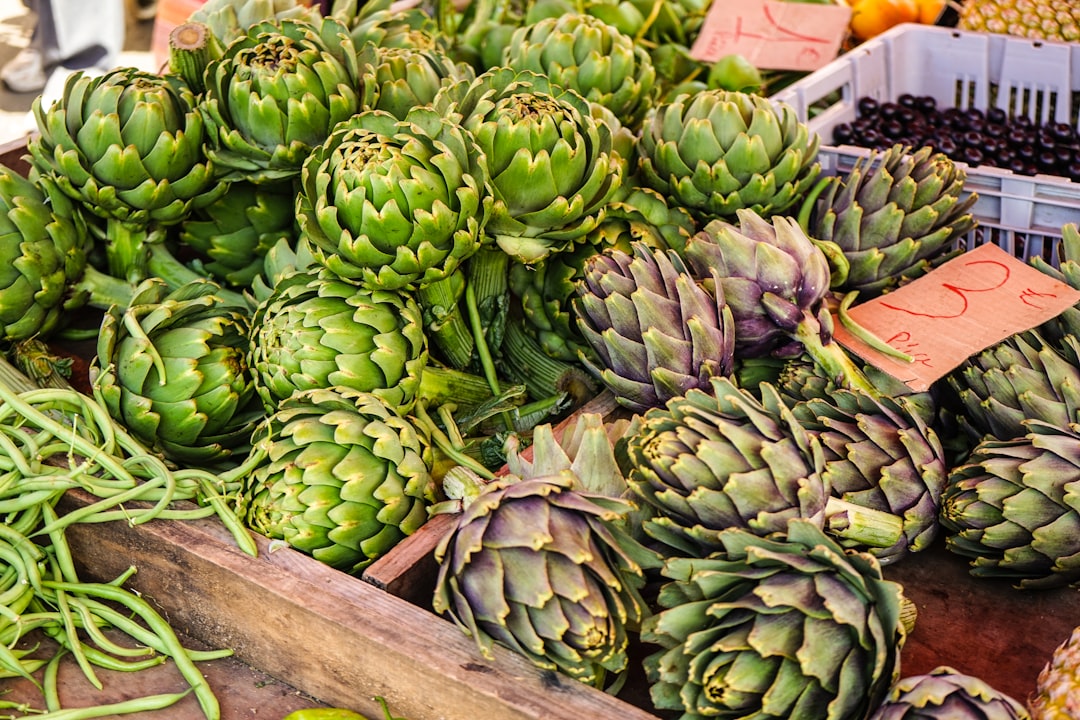 découvrez tout sur les artichauts : leurs bienfaits nutritionnels, des conseils de cuisson, des recettes savoureuses et des astuces pour les cultiver dans votre jardin. apprenez à savourer ce légume unique et à l'intégrer dans une alimentation saine.