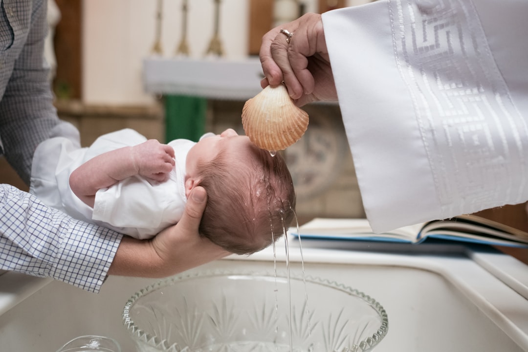 découvrez l'importance et la signification du baptême, une cérémonie spirituelle qui marque les débuts d'une vie de foi. apprenez-en plus sur les traditions, les rituels et les valeurs qui entourent ce moment sacré dans de nombreuses cultures.