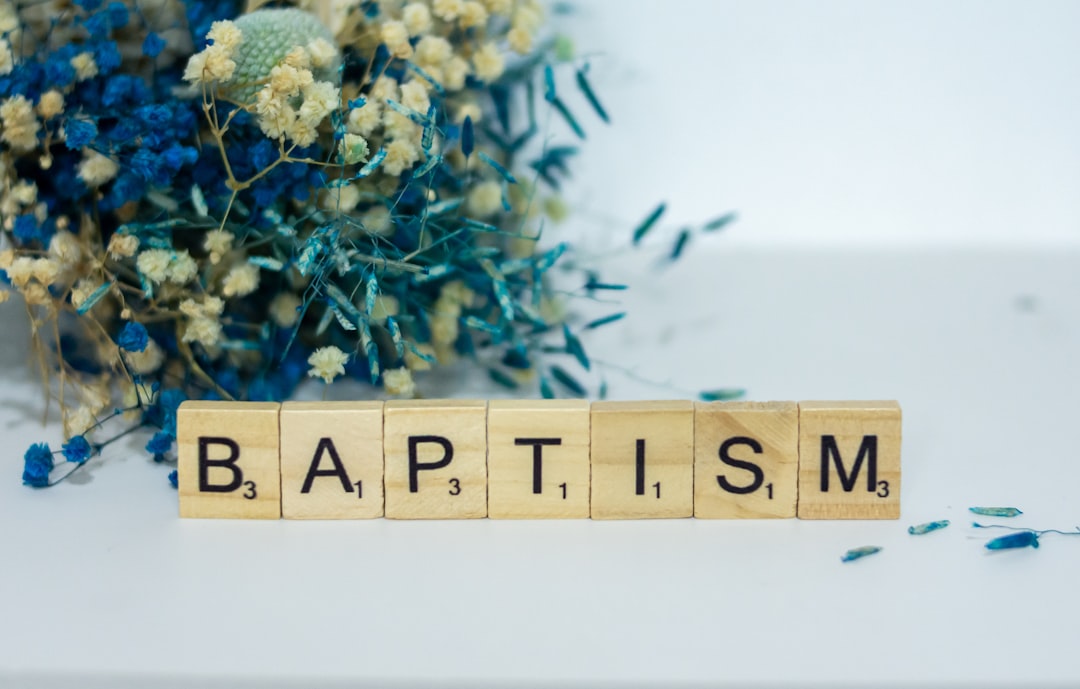 découvrez le sens profond du baptême, une cérémonie spirituelle marquante qui symbolise la purification et l'engagement dans la foi. explorez l'histoire, les traditions, et les différentes pratiques de cette rite sacré à travers le monde.