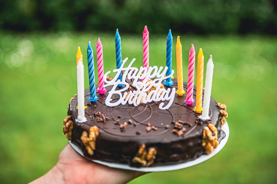 célébrez votre anniversaire avec un délicieux gâteau personnalisé ! découvrez notre vaste sélection de pâtisseries, que ce soit un gâteau classique, à plusieurs étages ou un design original, pour rendre votre journée inoubliable.