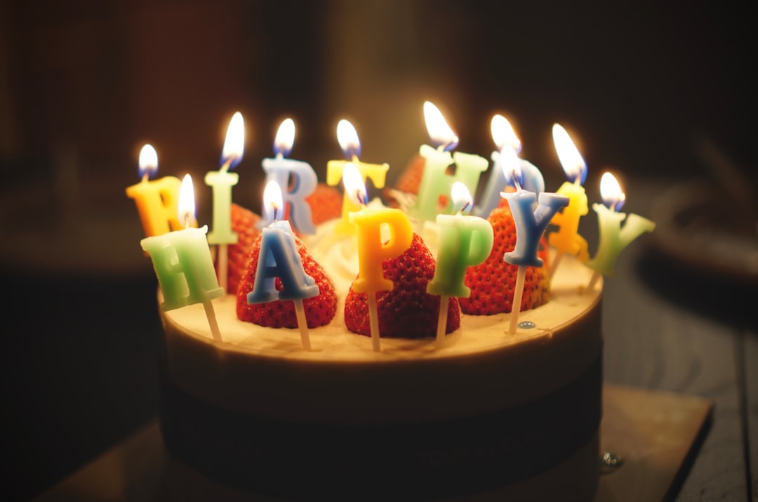 découvrez notre délicieuse sélection de gâteaux d'anniversaire, confectionnés avec amour et ingrédients de qualité. parfaits pour célébrer chaque moment spécial, nos créations sucrées émerveilleront vos invités et rendront vos fêtes inoubliables.