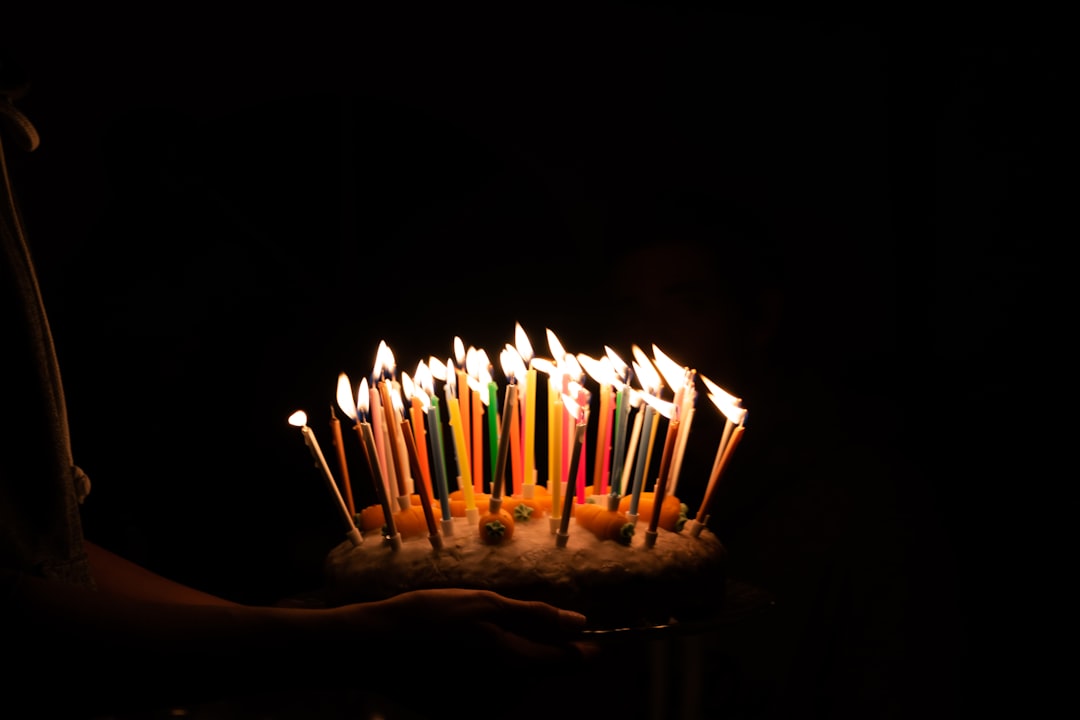 découvrez notre délicieuse sélection de gâteaux d'anniversaire, faits sur mesure pour rendre votre fête inoubliable. des saveurs irrésistibles et des décorations magnifiques pour célébrer chaque moment avec bonheur.