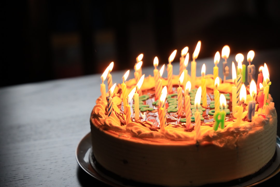 découvrez nos savoureux gâteaux d'anniversaire, conçus pour rendre chaque célébration inoubliable. que vous préfériez un classique chocolaté ou un délicieux gâteau aux fruits, nos créations sont personnalisables et faites avec des ingrédients frais. faites de votre fête un moment magique avec nos gâteaux d'anniversaire uniques.